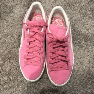 Size 10 suede Puma sneakers